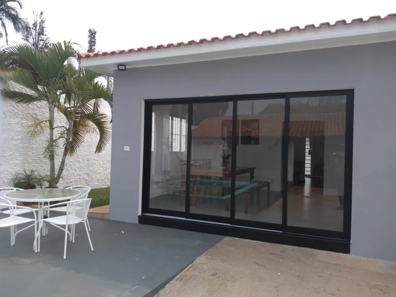 Esquadria de alumínio e vidro