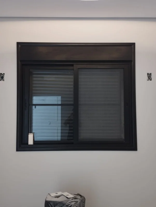 Janela de correr com persiana integrada