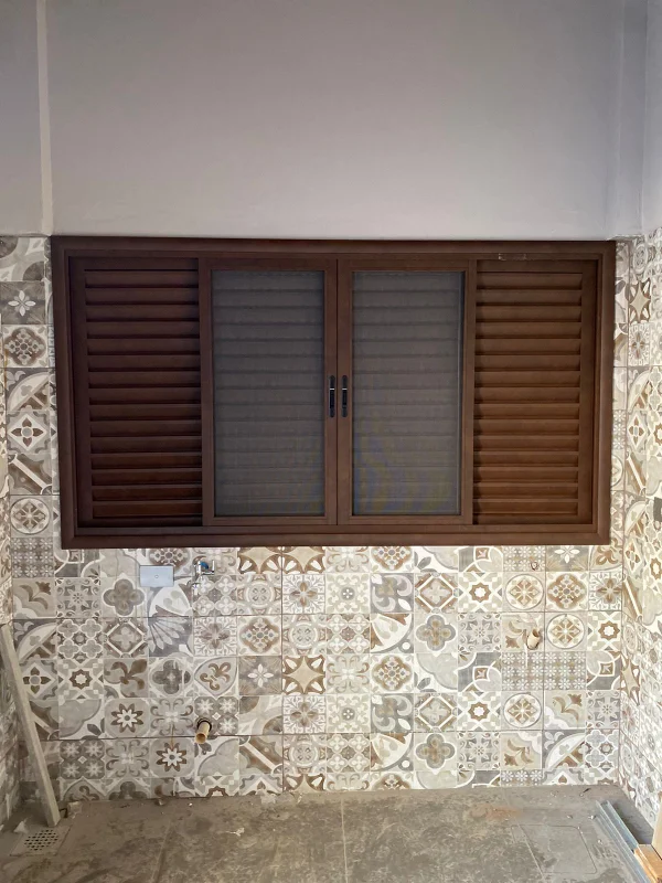 Janela de madeira de correr