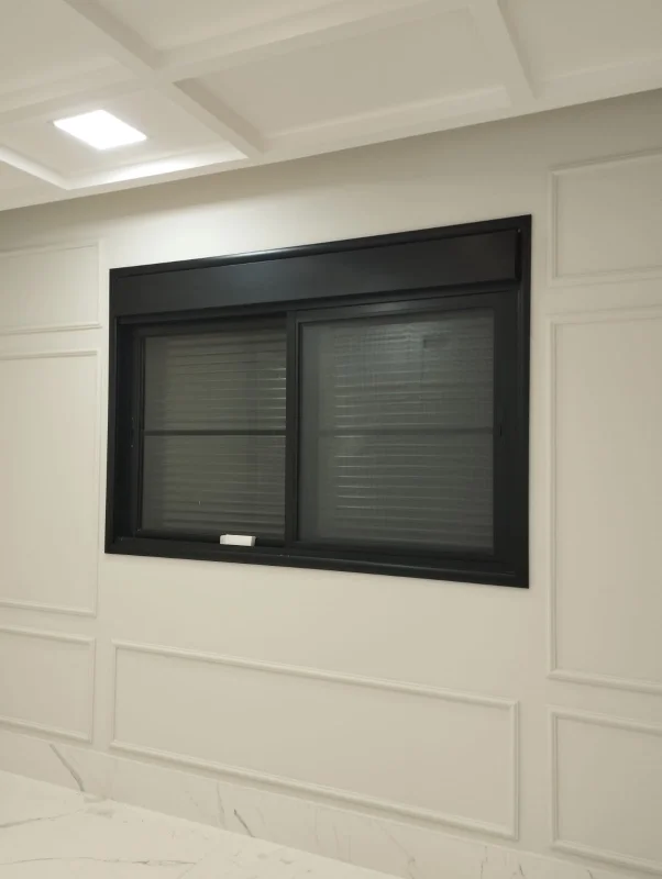 Janela com veneziana integrada