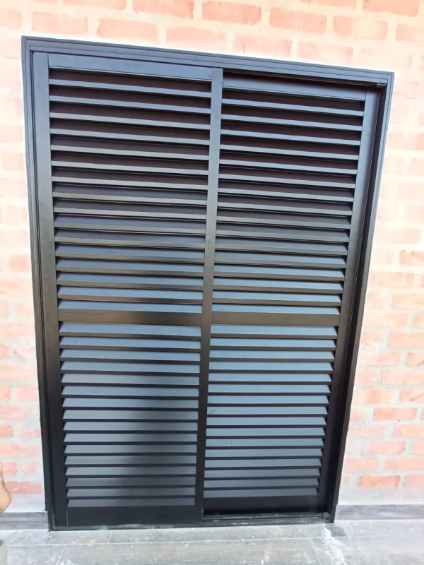 Porta balcão de alumínio preta