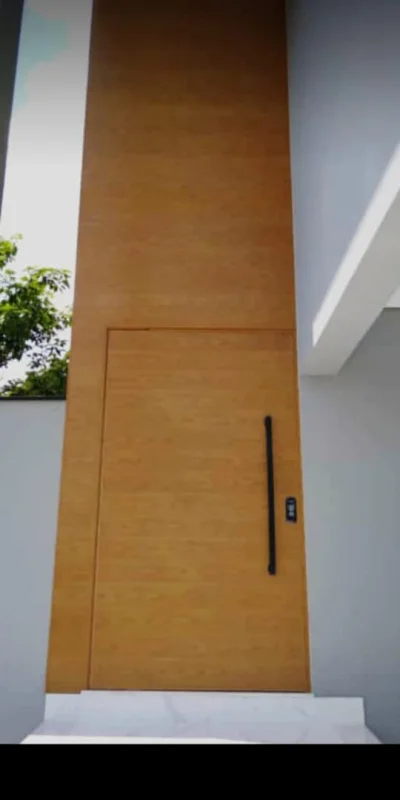 Porta de entrada pivotante