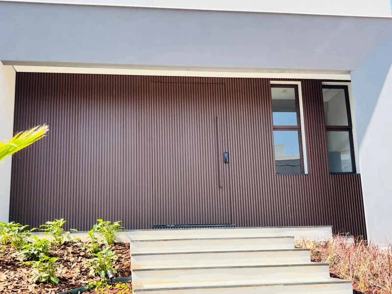 Porta de madeira personalizada em Limeira