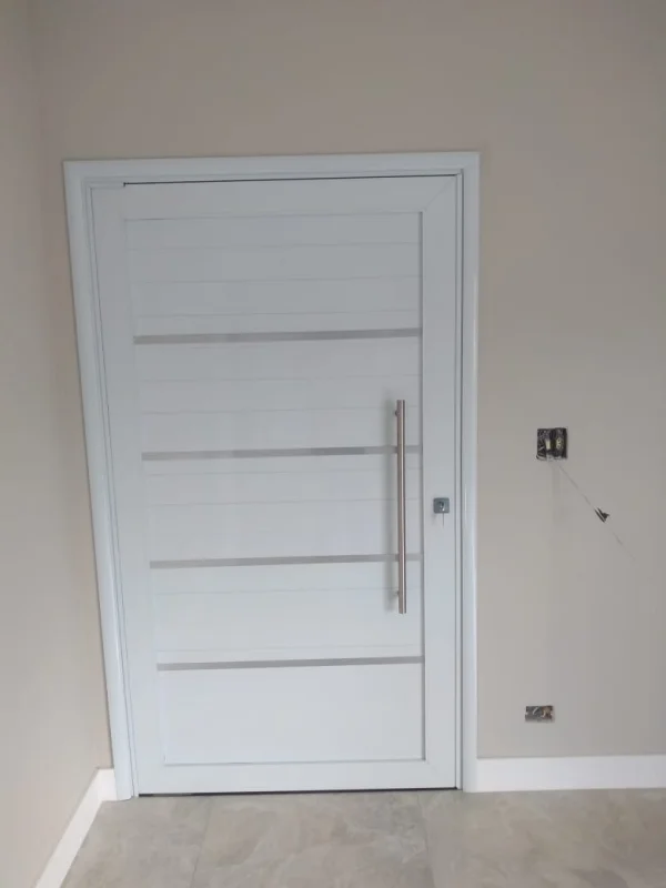 Porta pivotante branca