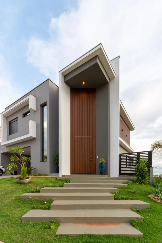 Porta pivotante de madeira