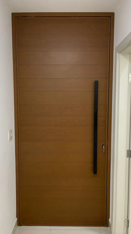 Porta pivotante de madeira maciça