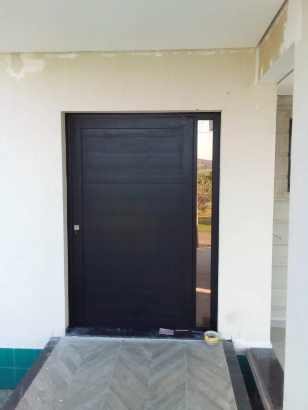 Porta pivotante preta