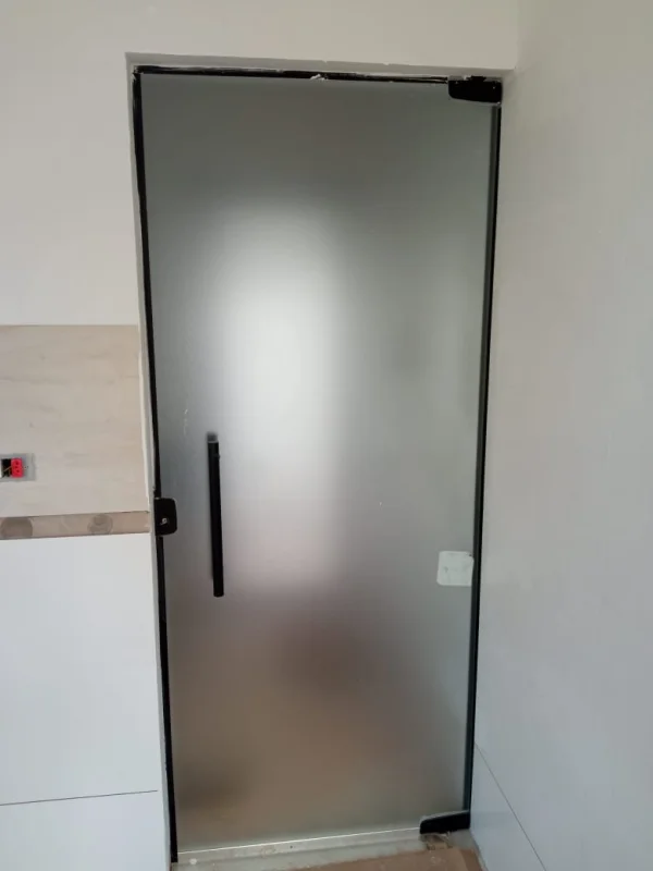 Porta pivotante de vidro