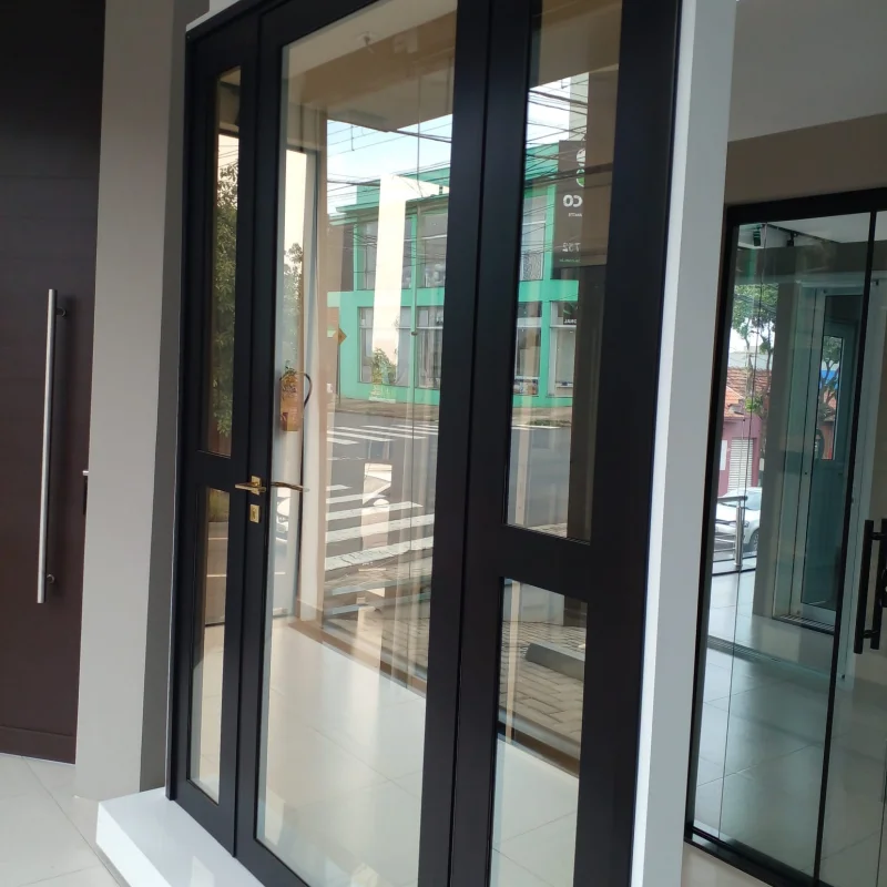 Porta pivotante de vidro temperado