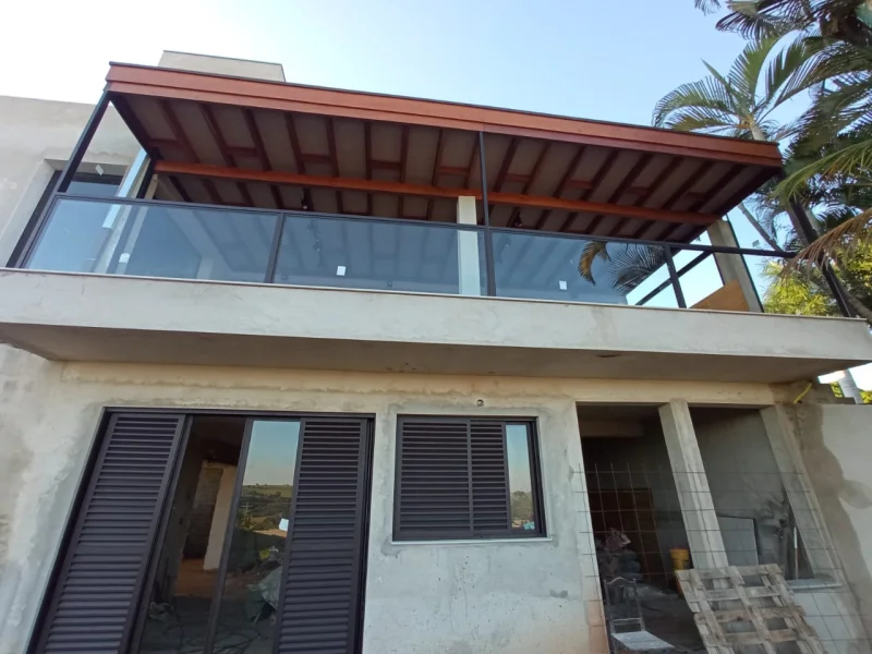 Sacada de vidro e alumínio