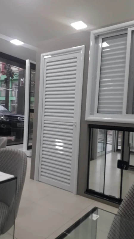 Veneziana de alumínio branco