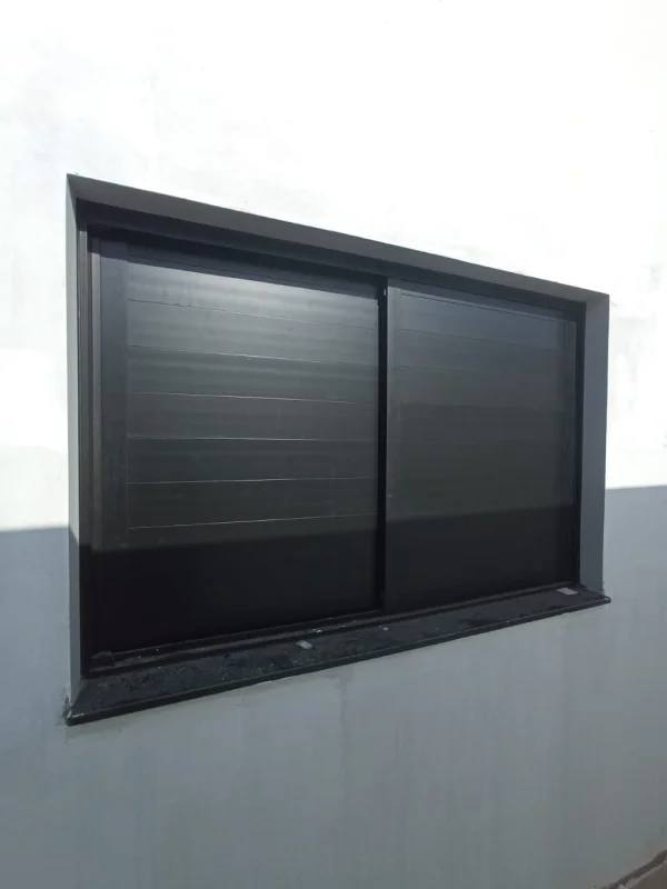 Veneziana de alumínio preta